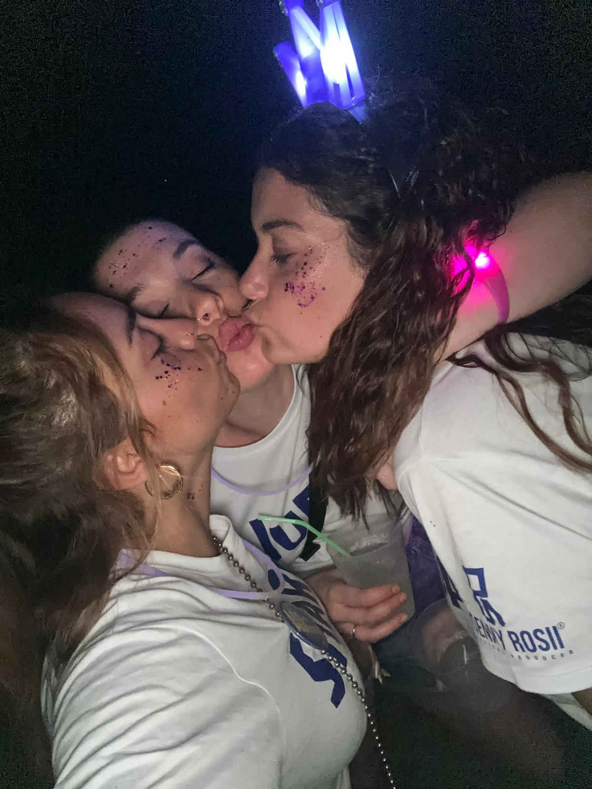 Amigas celebrando durante la fiesta