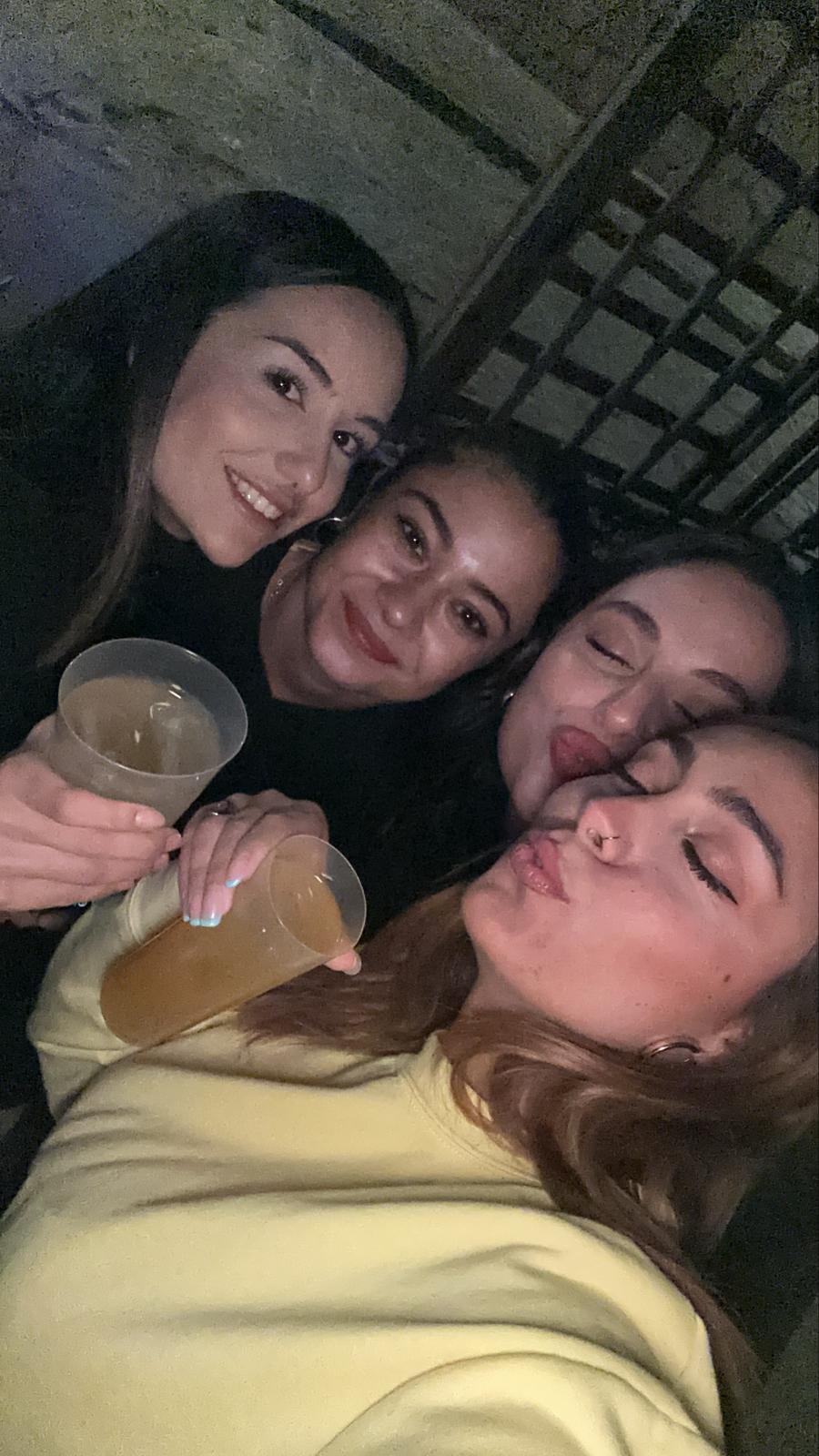 Amigas brindando juntas
