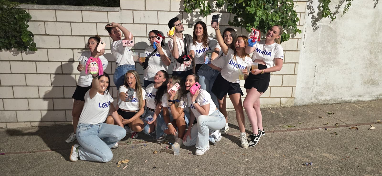 Foto de grupo con las camisetas de la peña