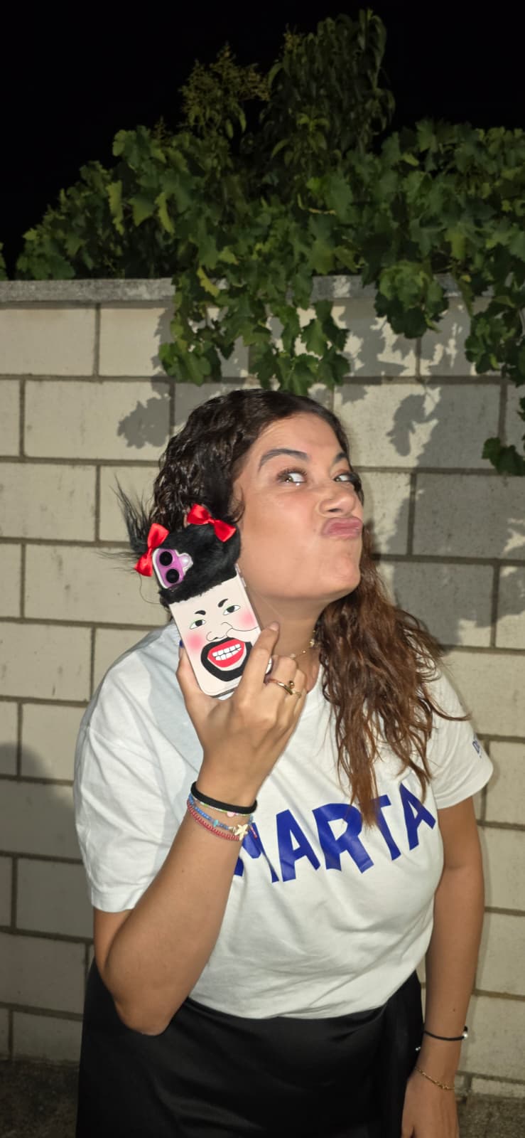 Momento divertido con un teléfono decorado